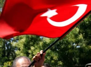 Akillerin toplantısında bayrak krizi