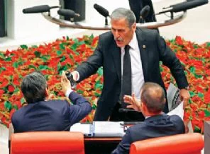 AKP sırasında gaz bombalı koku testi