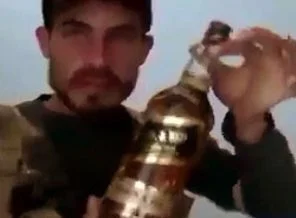 Alkolik Esed askerleri