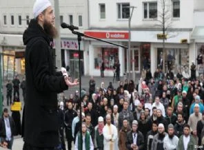 Almanya'dan İslamcılara sınır dışı tehdidi