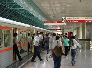 Ankara metrosunda 'öpüşme' eylemine karşı eylem
