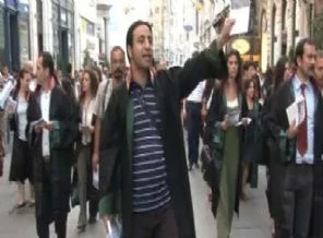Avukatlardan Taksim'de 'cübbeli' eylem