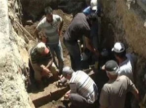 Belediye kepçesi tarihi mezara takıldı