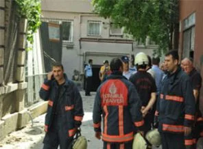 Beyoğlu'nda bina çöktü
