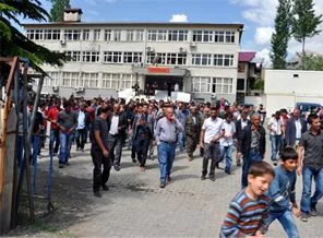 Beytüşşebap'da esnaf kaymakamlığa yürüdü
