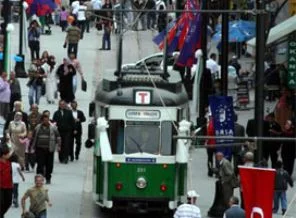 Çantası takılınca, tramvayın altında kaldı