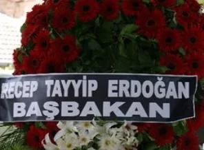 Cenazede Erdoğan'ın çelengini parçaladılar