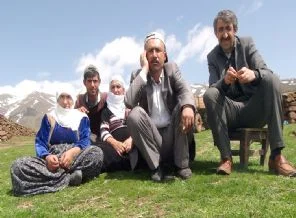 Dağlarda artık silah yerine dengbejlerin sesi yankılanıyor