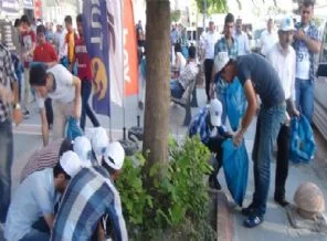 Davul zurna eşliğinde çöp topladılar