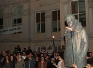 Deniz Gezmiş heykeli ait olduğu yere geri döndü