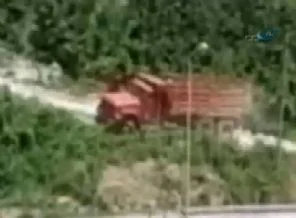 Devrilen kamyondan son anda atladı