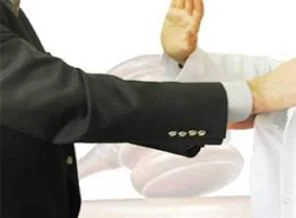 Doktora 'niye gülümsemedin' yumruğu