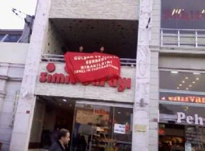 Dönmez'in 'büyük' suçu: Pankartı bina içinde açmak!