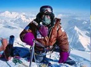 Dünyanın zirvesine ulaşan en yaşlı kişi oldu