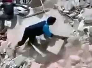 Enkaz, arkadaşlarını kurtarmaya çalışan 3 kişiyi yuttu