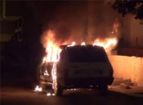 Eşine kızdı, otomobilini ateşe verdi