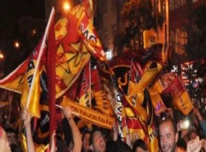 Florya'da taraftarlar kapıları kırıp tesise girdi