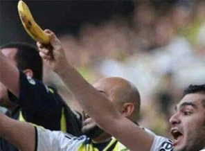 Futbolun yeni baş ağrısı ırkçılık
