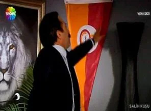 Galatasaray bayrağı çöpe atıldı, taraftar ayaklandı!