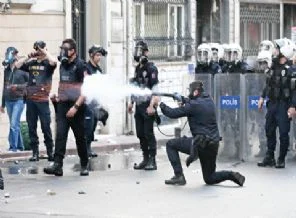 Gaz bombası 'militan'ı bulmuş!