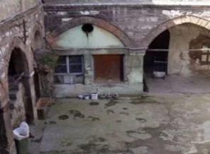 Genco Erkal, Ali Paşa Hanı'nı tiyatro sahnesine dönüştürdü