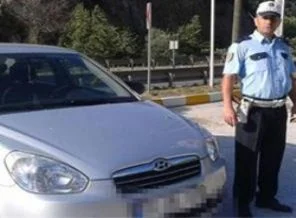 Gözyaşlarına dayanamadı, kendi aracını verdi