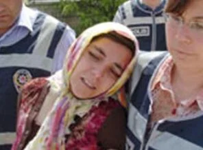 Halıya işeyen oğlunu öldürdü
