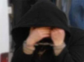 İki kızını boğarak öldürmekten tutuklandı