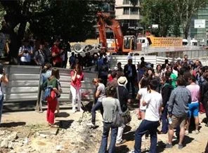 İş makineleri Gezi Parkı'na girdi, ağaçlar sökülmeye başlandı!