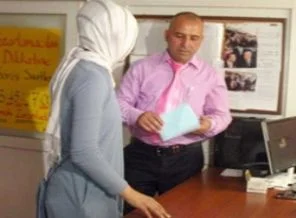 İşçi Bayramı'nda işçilerine dedesinden kalan maaşı dağıttı