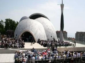 İslam merkezi ve camiye taşlı saldırı