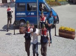 Jandarmayı görünce 8,5 kilo esrarı attılar