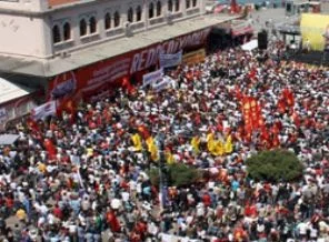 Kadıköy'de 1 Mayıs bayram havasında geçiyor