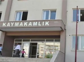 Kaymakamlık binası önündeki Türk bayrağını çaldılar