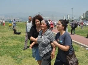 Kızını göstericilerin arasından aldı