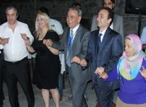Kocaoğlu ve Baydemir Diyarbakır'da halay çekti