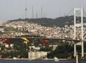 Köprülere dev bayraklar