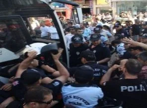 Mersin'de SDP'liler yol kapattı