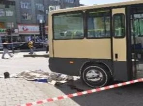 Minibüs durağa daldı