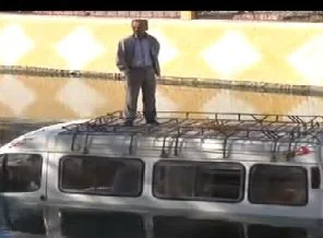 Minibüsün üstünde kurtarılmayı bekledi