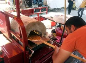 Motosikleti lahmacun fırınına çevirdi