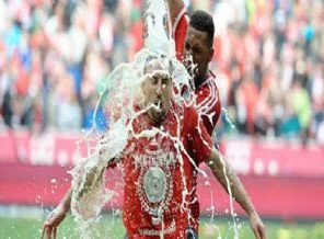 Müslüman futbolcuya 'bira' ayıbı