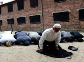 Müslümanlar Auschwitz'de dua etti
