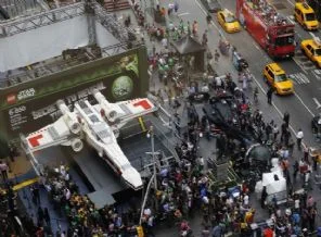 New York'a uzay gemisi indi (FOTO)