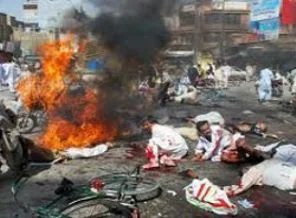 Pakistan'da bombalı saldırı 17 ölü