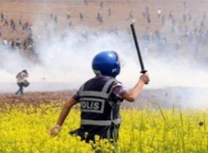 Polis üniversitenin rengini soldurur