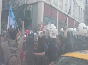 Polisten İstiklal'de gazlı müdahale