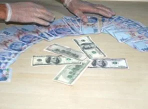 Sahte parayı, sattığı arabada unutunca yakalandı