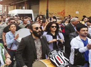 Sanatçıların yönetmelik zaferi