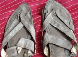 Sandaletleri 19 bin sterline satıldı